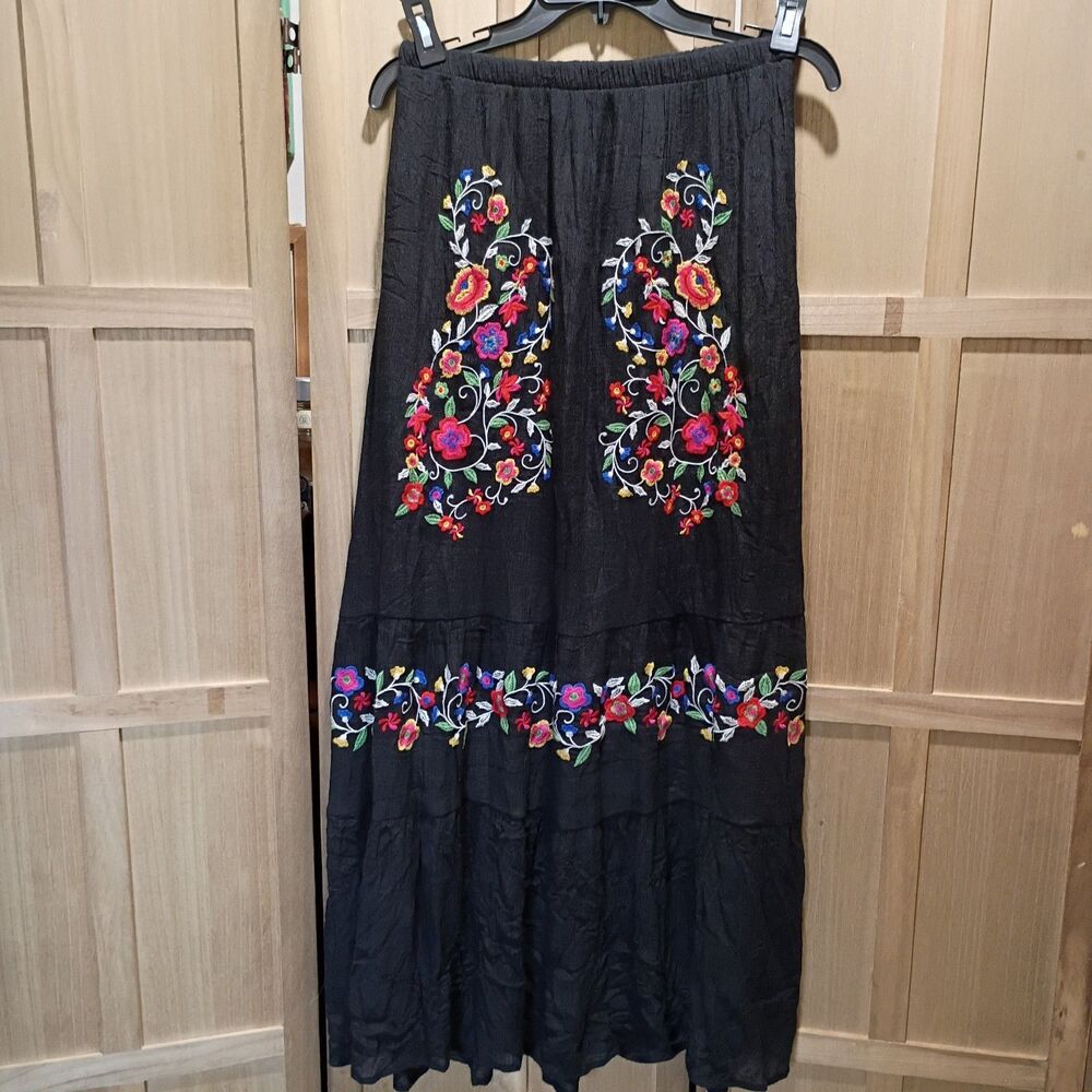 Umgee embroidered skirt small elastic waist will fit medium short liner